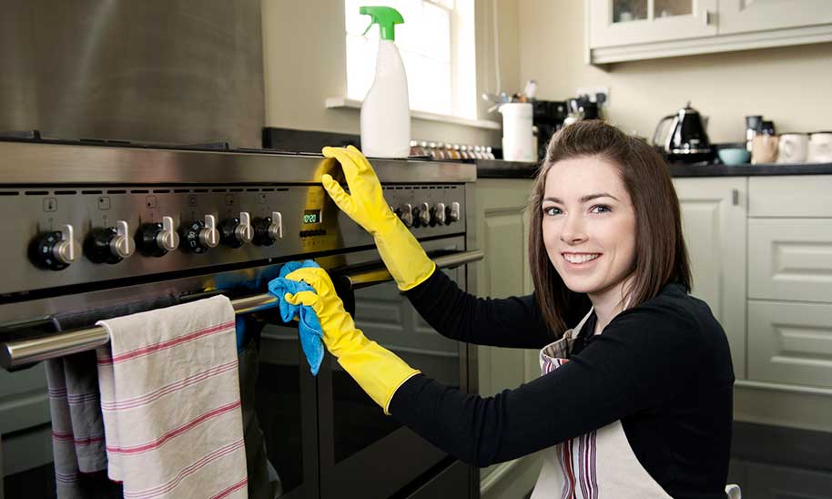 guida alla pulizia dei mobili in cucina