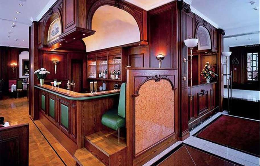Bancone bar e reception in legno